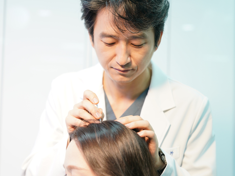 acu_head 광주 주월한방병원에서 두통 환자에게 침치료하는 장면